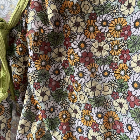 🌲5/$20🌲Ditsy Floral cropped Hippie front tie top - Picture 4 of 5